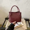 Bolso mujer 2026 bandolera moda cubo bolso de mano hombro para ir al trabajo nicho un solo hombro verano tejido moda nuevo estilo