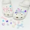 Encantos lindos de dibujos animados para zapatos con varios agujeros, decoraciones versátiles de resina para zapatos, mariposa, burbuja, flor, animales, charms decorativos al por mayor