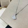 Colgante de Ágata Roja Edición Alta Cadena Clavicular Versátil Acero de Titanio Chapado en Oro Rosa de 18K Nácar Blanco Forma de Abanico Collar Falda Pequeña
