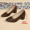 Fornecimento Exclusivo Transfronteiriço de Sapatos de Salto Bloco Quadrados Brancos para Mulheres, Sapatos de Salto Médio para o Trabalho, Tamanho Grande Versátil Estilo Profissional