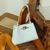 El popular bolso con cierre de este año presenta un diseño de nicho, ofreciendo una sensación de lujo ligero y alta gama.. Es un bolso de hombro versátil de gran capacidad para el día a día para mujer.