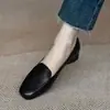 Mocassins Femininos de Couro Macio Estilo Retrô Francês Salto Grosso Sapatos Pequenos de Couro Outono 2025 Novas Sapatilhas de Salto Baixo