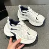 Sapatos de Pai Super Quentes Respiráveis de Primavera Sapatos Femininos 2026 Novo Estilo Mais Vendido Moda Sola Grossa Aumentador de Altura Sapatos Esportivos Casuais