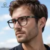 Montura cuadrada, esquinas redondeadas, lentes lisos, disponible en varios colores incluyendo negro brillante, gris translúcido, café degradado y azul degradado, con detalles de remaches plateados