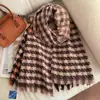 Bufanda Chal de Espiga para Mujer 2026 Invierno Nuevo Estilo Coreano Moda Versátil Cálido Chal con Borlas Venta al por Mayor