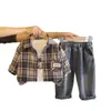 Primavera 2026 Nuevo Estilo Ropa Infantil de Manga Larga Camisa a Cuadros para Niño Pequeño Pantalones Vaqueros de Manga Larga Conjunto Casual de Tres Piezas Venta al por Mayor