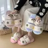 Novas pantufas de casa para outono e inverno: pantufas fofas, quentes e estilosas com sola grossa de pelúcia para mulheres, perfeitas para usar ao ar livre, com um design jovem e feminino para 2026