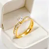Anel de titânio e aço com zircônia, design quadrado com garras de diamante, alta costura, novo estilo 2026, leve e estiloso, para casal, não desbota