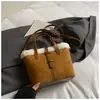 Bolsa Pequena de Mão em Couro Camurça para Mulheres 2025 Nova Bolsa Saco Retro com Franjas Bolsa de Ombro Transversal Versátil de Inverno