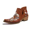 Botas curtas de salto médio bordadas da Amazon em estoque, tamanho grande, novo verão de 2026, estilo britânico vintage, salto grosso, botas western para mulheres