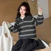 Novo conjunto de suéter com zíper parcial para outono e inverno para meninas, apresentando um top curto de tricô e calças compridas de perna larga, um conjunto estiloso de duas peças para crianças mais velhas