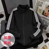 Venta al por mayor Otoño Invierno Chaqueta de Tres Rayas con Felpa Forrada Cuello Alto Sudadera con Cremallera Deportiva Casual Estilo Unisex para Jóvenes Hombres y Mujeres