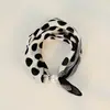 Bufanda Pequeña de Seda Estilo Nuevo con Hebilla Magnética Perezosa y Tacto de Alta Gama, Cadena de Perlas para Clavícula para Mujer, Bufanda Pequeña con Elemento de Carruaje de Lunares Paisley