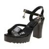 Sandálias de Uma Tira Estilo Verão 2026 para Mulheres, Sapatos Plataforma com Salto Bloco Peep-Toe, Sandálias Vazadas de Salto Alto Fashion Atacado