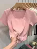 Camiseta Blanca de Manga Corta para Mujer con Cuello Cuadrado, Hombros Rectos, Estilo Veraniego con Dobladillo Curvo, Escote Amplio, Corte Ajustado, Top Corto de Espiga