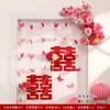 Se Usan Flores Artificiales para Decorar la Esquina de la Puerta de la Habitación de la Novia para Decoración de Boda. Se Usan Flores Artificiales Para Decorar la Puerta del Dormitorio del Novio