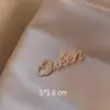 Broche de Reina con letra para mujer, hebilla de bufanda de alta gama, nuevo pin de moda Verano 2024, hebilla anti-exposición, fijador de ropa