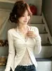 Súper elegante, perfecto para principios de otoño: una camiseta blanca, pura y elegante de manga larga con encaje y cuello halter, diseñada para parecer un conjunto de dos piezas, ideal como capa interior o camiseta básica