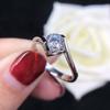 Anillo sencillo de garra de cara de red con incrustaciones de circonita retorcido Muro amor Beso de ángel anillo de moda anillo de boda para mujer al por mayor