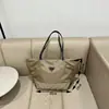 Bolsa Tote de Tecido Oxford de Grande Capacidade para Mulheres 2025 Novo Estilo Simples e Versátil Roupa de Trabalho Casual Bolsa Grande Popular Nova Bolsa Feminina