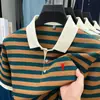 2025 Novo Estilo Verão Camiseta Listrada de Lapela Solta Respirável de Meia Manga Masculina Bordada com Padrão de Abacaxi Listras Coloridas Algodão Mercerizado