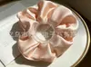 Moderna y de Alta Gama Gomas para el Cabello de Satín con un Diseño Elegante y Brillante de Alta Elasticidad. Suministro al por mayor. Venta directa del fabricante