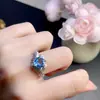Anillo de topacio, calidad de cuerpo entero, excelente fuego. Tamaño de la piedra principal 8*8 mm. Exquisitamente incrustado en plata 925.