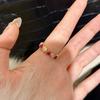 Anillo de corazón de melocotón retro cepillado con circonita candy sweetheart nuevo corindón rojo lujo ligero anillo de diamante de amor de alta gama para mujer