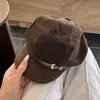 Boina Cor de Café para Mulheres, Novo Estilo Outono/Inverno 2026, Chapéu Versátil Retrô de Couro Que Faz o Rosto Parecer Menor, Chapéu Octogonal Estilo Britânico Newsboy