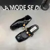 Pantuflas de Metal con una Correa y Punta Cubierta para Mujer, para Usar al Aire Libre, Nuevo Estilo Verano 2026, Elegantes Mocasines de Media Punta Mary Jane con Punta Cuadrada