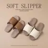 Pantuflas de casa de punta abierta para mujer, otoño, interiores, antideslizantes, transpirables, suela suave, silenciosas, de cuero, para el suelo, para hombre, invierno, venta al por mayor