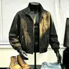 Jaqueta de couro com gola alta e corte solto, marca moderna estilo americano, modelo novo, jaqueta biker de couro PU desconstruída legal e estilosa para homens, versátil