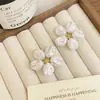 Pendientes de perla de camelia nuevos de primavera y verano pendientes de flor de temperamento para mujer pendientes de pétalos de lujo de alta gama venta al por mayor