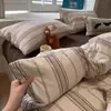Juego de Sábanas a Cuadros de Algodón Lavado con Hilo Esponjoso Estilo Muji para Dormitorio Estudiantil, Juego de Cuatro Piezas, Incluye Sábana Plana, Sábana Ajustable y Funda de Edredón, Juego de Tres Piezas