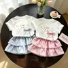 Conjunto Estiloso de Verão com Camiseta Manga Curta Fina e Saia Plissada Curta para Bebês Meninas 2026 Novo Conjunto de Duas Peças com Camiseta de Desenho Animado