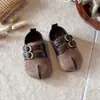 Zapatos de Cuero Retro Francés para Niñas 2026 Nuevo Estilo Coreano Suela Suave Ante Punta Dividida Zapatos Primavera/Otoño Zapatos Birkenstock para Bebé Niña Individual