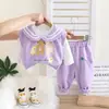 Novedad Primavera 2025 Ropa de Abrigo Elegante para Niños Pequeños con Dos Chalecos de Oso, Conjunto de Tres Piezas para Bebés Niñas, Atuendo de Otoño
