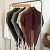 Chal de punto de lana de alta gama con diseño de triángulo hueco para mujer, otoño, versátil, tacto de alta gama, bufanda tipo chal con borlas, calentador de cuello