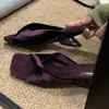 Primer Encuentro Temporada Terciopelo Plisado de Una Tira Punta Cuadrada Sandalias de Cuña Deslizantes para Mujer Estilo Francés de Lujo Ligero Retro Zapatillas de Exterior con Temperamento