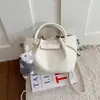 Bolsa de Hombro de Moda Versátil Exquisita de Gran Capacidad para Mujer Verano 2026 Estilo Commuter Bolso Cruzado Tipo Cubo