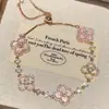 Pulseira de diamante flor de quatro folhas rosa para mulheres, design de nicho de luxo leve, pulseira ajustável de ouro rosa de alta qualidade