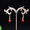 Venta al por mayor de fábrica alto contenido arena de oro púrpura aretes colgantes de cinabrio de alta gama de moda de lujo ligero para mujer aretes de rosa