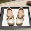 Sapatos Infantis Femininos 2026 Nova Coleção Primavera e Outono, Sapatos de Couro Dourados, Novos Sapatos de Performance com Solado Macio para Bebês, Estilosos e Modernos