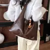 Bolsa de Ombro Retrô Feminina para o Outono/Inverno, Bolsa de Mão Grande Capacidade, Pingente da Moda, Bolsa de Braço para o Trabalho, Nova 2026