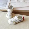 Zapatillas Infantiles Florales Frescas 2026 Nuevo Estilo Primavera y Otoño para Niñas Ligeras de Velcro Retro Versátiles Zapatos Casuales para Niños Pequeños