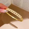 Pulsera de cierre de engranaje con circonita chapada en oro real de 18 quilates, pulsera de muñeca exquisita de nicho de alta gama, joyería vintage de lujo ligero para mujer