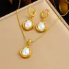 Moda Europea y Americana para Mujer, Pendientes y Collar Set de Accesorios Irregulares de Acero Inoxidable Chapado en Oro Flor Corazón Perla para Viaje