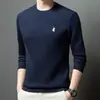 Sudadera con Cuello Redondo Otoño 2026 Moda Masculina Bordado Exquisito de Alta Gama Versátil de Color Sólido Camiseta de Manga Larga para Hombre Hombre