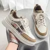 Sapatos masculinos primavera 2026 novos estilosos versáteis esportivos casuais tênis marca de moda de luxo masculina sapatos brancos estilosos