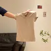 Camiseta Simples e Elegante de Cor Sólida Estilo Coreano com Gola Henley em V e Manga Curta para Mulheres, Verão 2026, Corte Slim e Valoriza a Silhueta